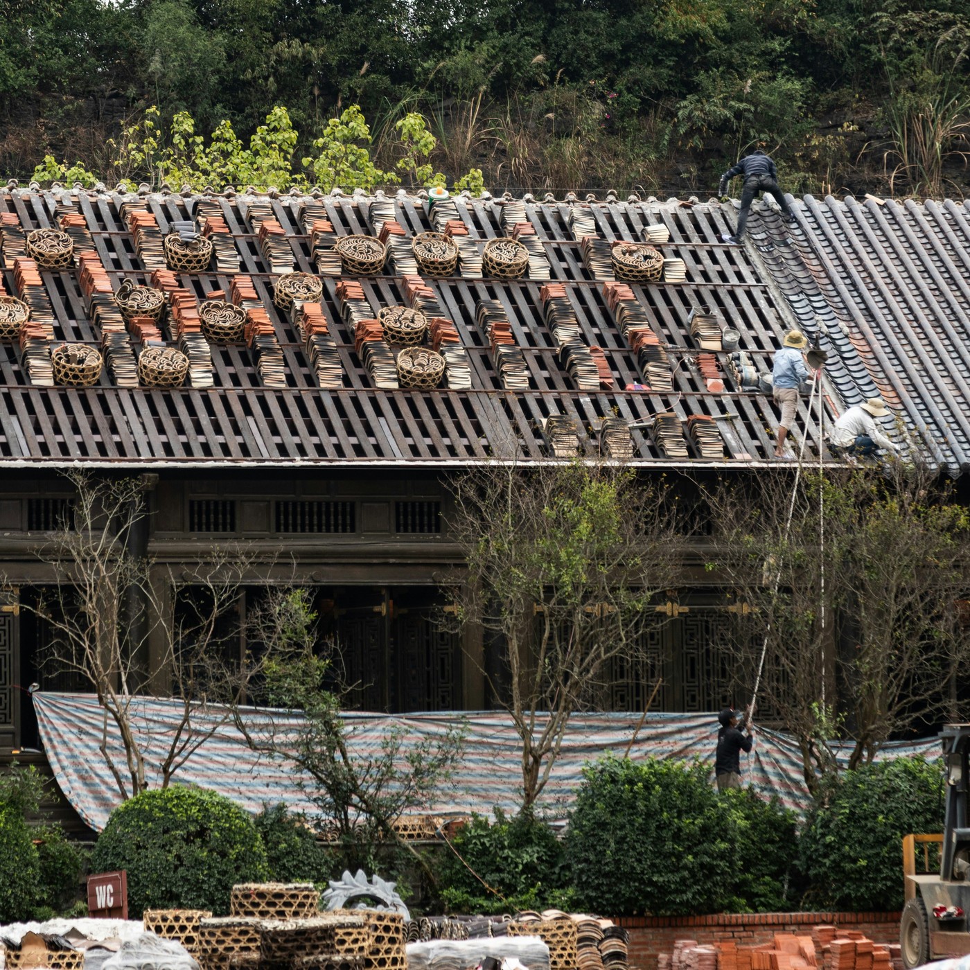 Couvreur sur un chantier de couverture